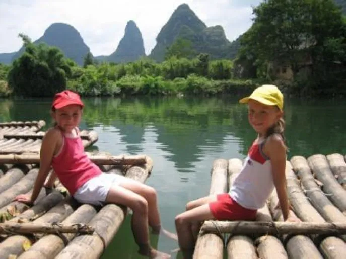 Meisjes bij bamboevlot in Yangshuo